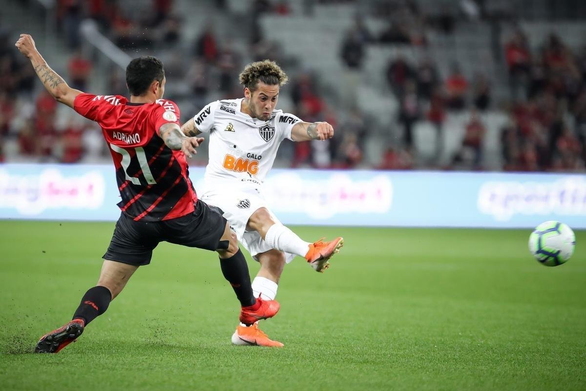 Galo perdeu muitas chances e acabou derrotado pelo xará paranaense