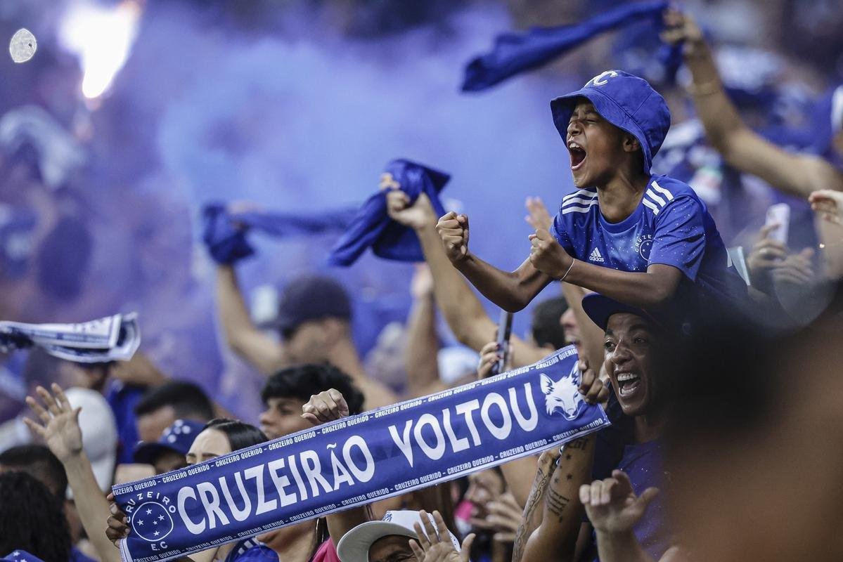 Em 28 partidas em seus domnios em 2022, o Cruzeiro levou exatamente 973.607 torcedores aos estdios. A conta  ainda maior (1.000.393) se levado em considerao o pblico presente na final do Campeonato Mineiro, que teve torcida dividida. 