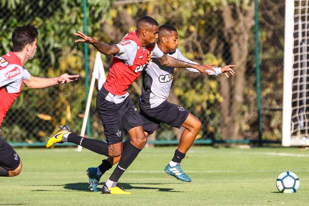 Galo afia pontaria em treino para melhorar nmeros no Brasileiro