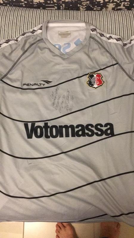 Camisa do Santa Cruz do ano de 2012 está entre as peças que o torcedor Sérgio Lêdo coleciona em seu acervo pessoal