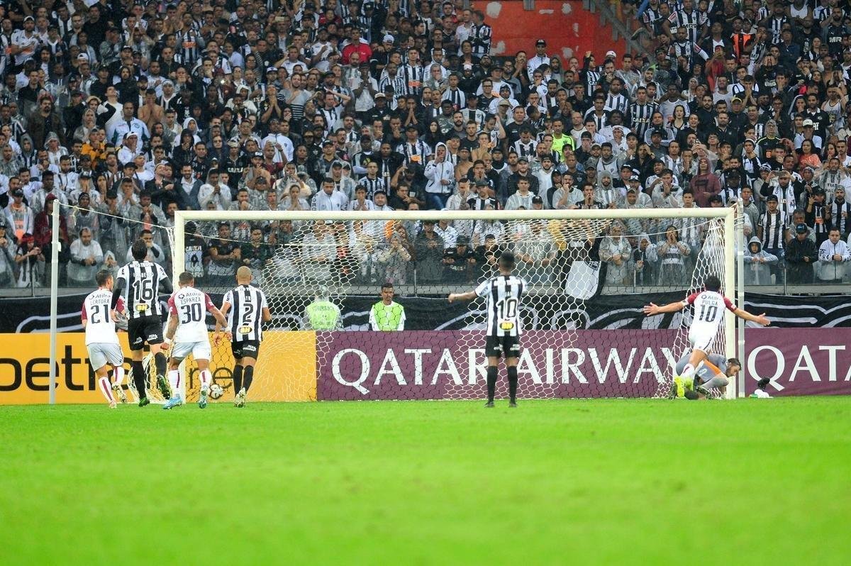 Pulga Rodrguez converteu pnalti cometido por Elias e diminuiu para o Coln: 2 a 1