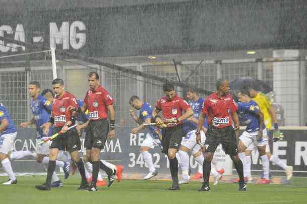 Forte chuva atrasou começo de América x Cruzeiro, no Horto