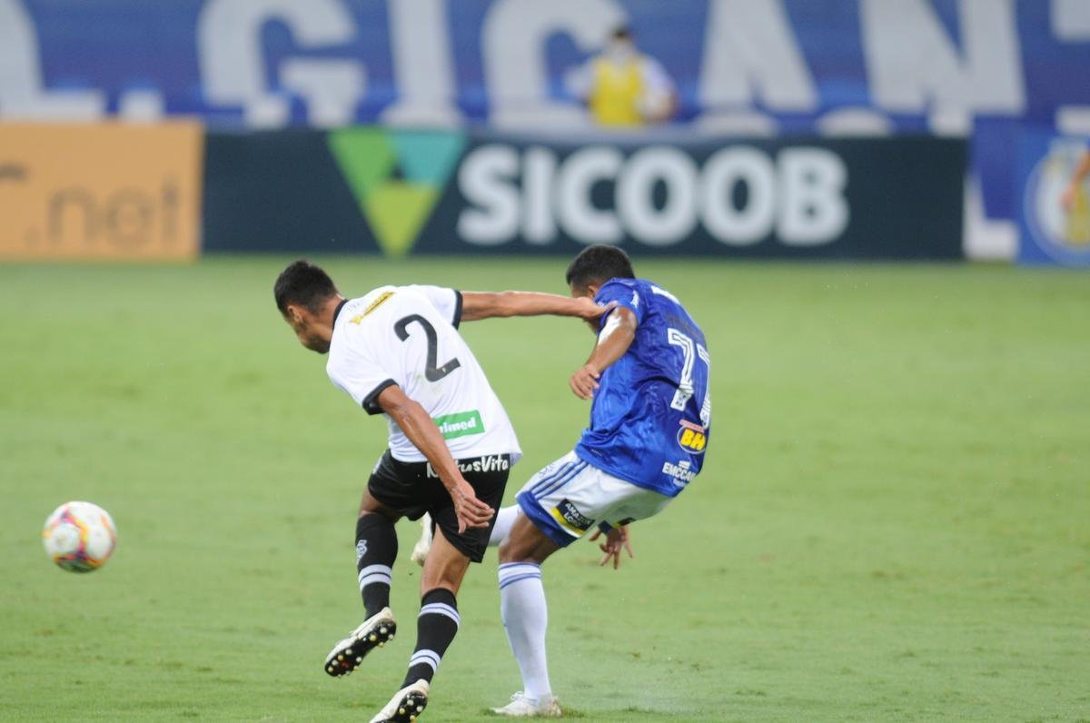 Jogo entre Cruzeiro e Figueirense, no Mineiro, em Belo Horizonte, pela 22 rodada da Srie B do Campeonato Brasileiro