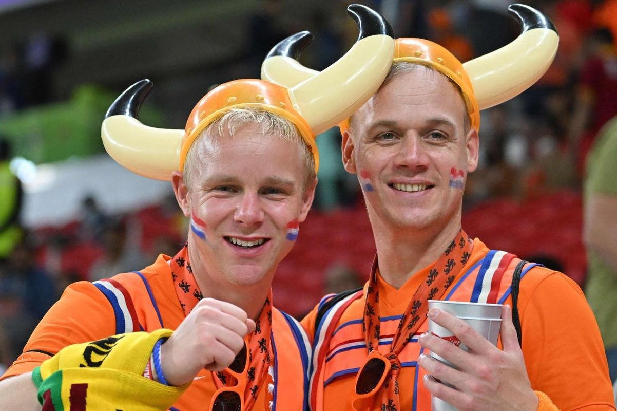 Fotos dos torcedores de Senegal e Holanda durante jogo pelo Grupo A da Copa do Mundo.