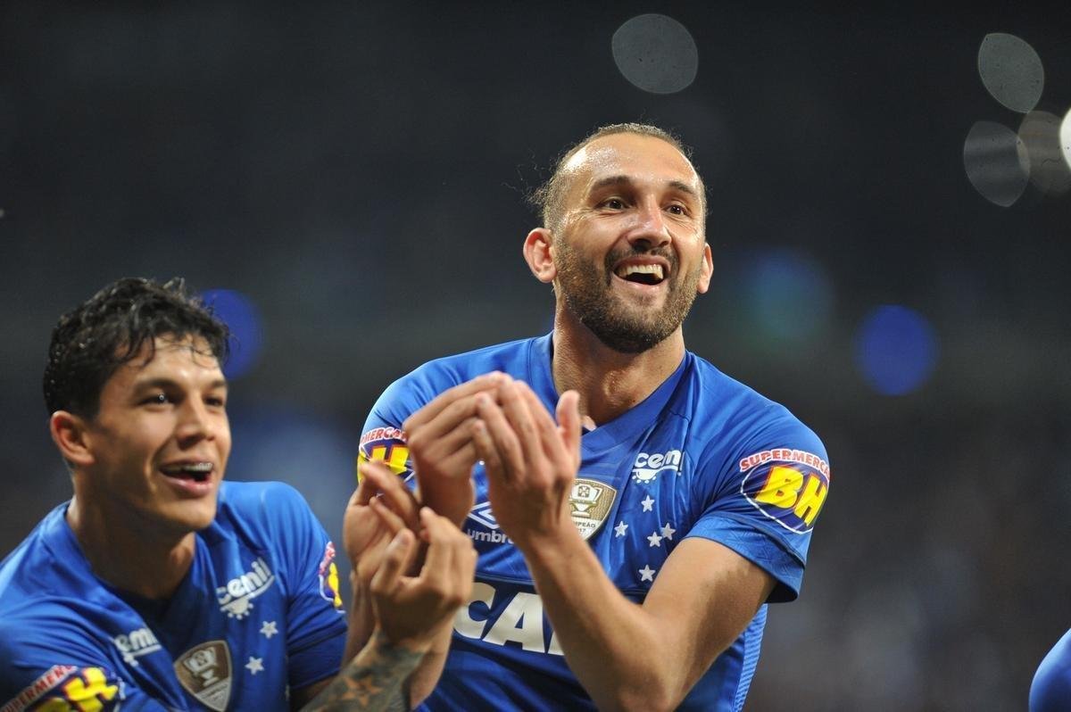 Cruzeiro ampliou sua vantagem no primeiro tempo com gol de Barcos, aos 26 minutos: 1 a 0