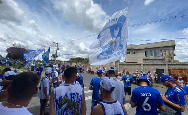 Torcida do Cruzeiro foi  Toca da Raposa apoiar elenco