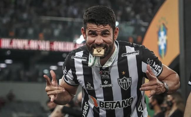 Livre no mercado desde que rescindiu seu contrato com o Galo, no comeo do ano, o centroavante hispano-brasileiro pode voltar  Premier League