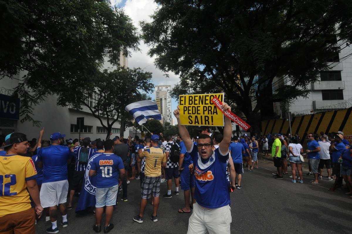 Imagens do protesto da torcida do Cruzeiro em frente ao clube social do Barro Preto