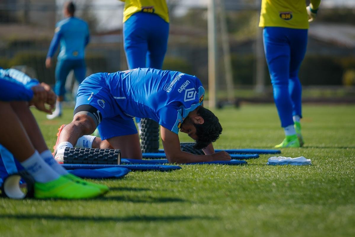 Cruzeiro treinou nesta tera-feira no CT do Grmio, em Porto Alegre, e concluiu a preparao para o duelo com o Internacional, no Beira-Rio, pela semifinal da Copa do Brasil. Time precisa de vitria por dois gols de diferena para ir  final. Se vencer por um gol de vantagem, a deciso ser nos pnaltis. Rogrio Ceni deve escalar o time com Fbio; Edilson, Ded (Fabrcio Bruno), Leo e Dod; Henrique e Robinho; Marquinhos Gabriel, Thiago Neves e David; Pedro Rocha.