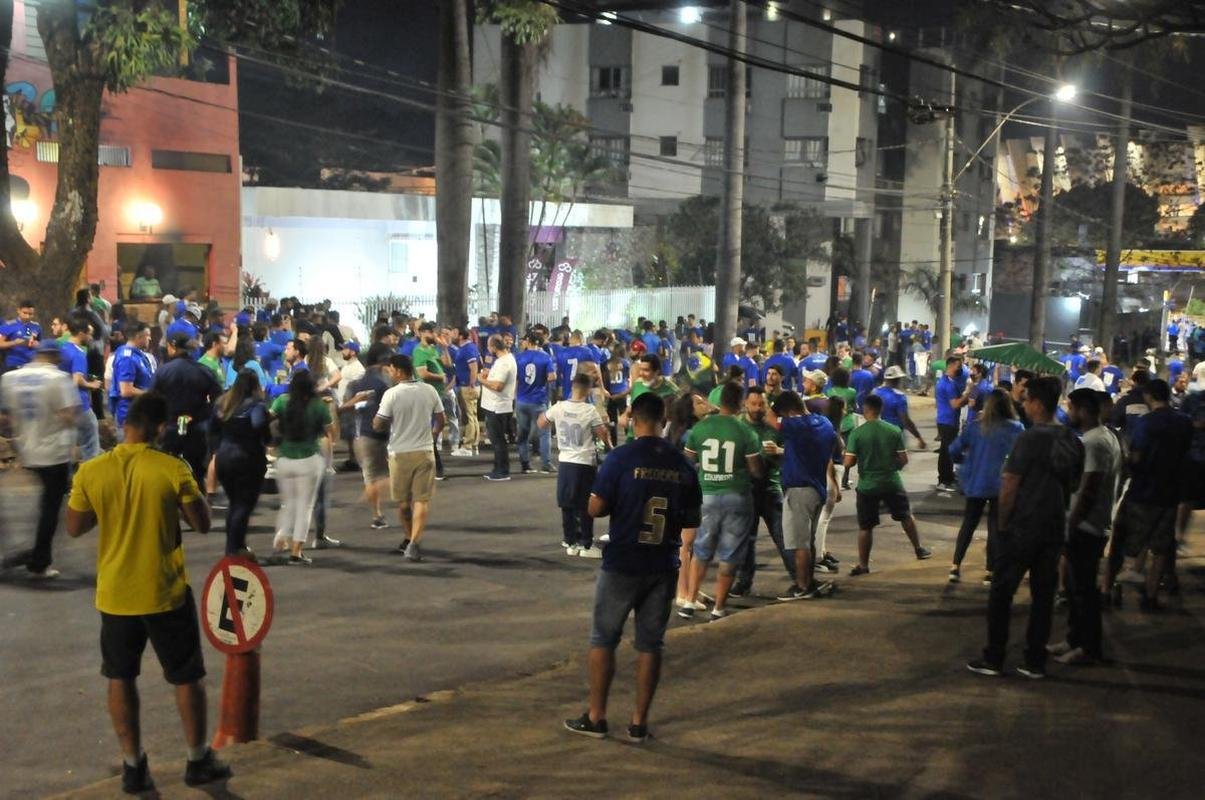 Torcida do Cruzeiro voltou ao Mineiro aps meses de ausncia devido  pandemia. Houve grandes filas devido  desorganizao do clube, que demorou a enviar funcionrios aos portes para fazer a conferncia dos exames de COVID-19. Na Alameda das Palmeiras, muitos cruzeirenses se aglomeraram e no usaram mscara prximo ao Bar do Peixe.