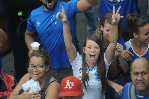 Com trio eltrico de jogadores e mais de 20 mil torcedores, Cruzeiro fez a festa na Praa Sete! Veja as melhores fotos