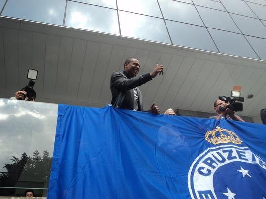 Novo reforo do Cruzeiro, Jlio Baptista foi recepcionado pelo presidente Gilvan de Pinho Tavares e acenou para torcedores da sacada da sede administrativa no Barro Preto