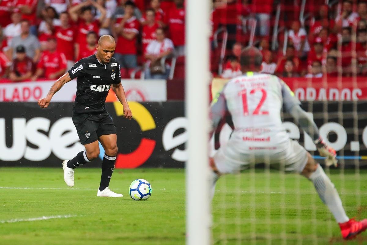 Galo derrotou Internacional no Beira-Rio com gols de Cazares e Terans; D'Alessandro descontou de pnalti