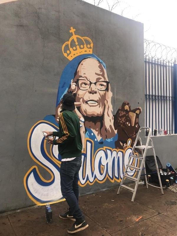 Painel no muro do clube social do Cruzeiro, no Barro Preto, em homenagem a Salom