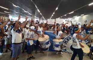 Torcida do Cruzeiro fez festa no Aeroporto de Confins na chegada de Rodriguinho a Belo Horizonte