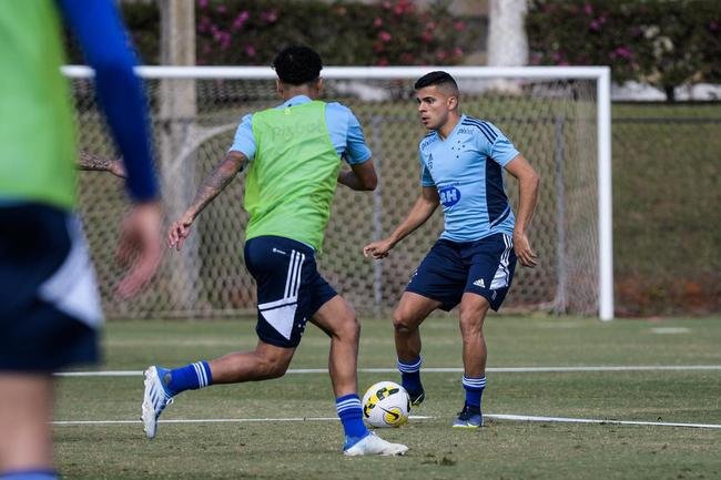 Fotos do treino do Cruzeiro neste domingo, na Toca da Raposa II. As novidades foram as presenas do atacante Rafa Silva, recuperado de incmodo no p direito, e dos recm-contratados Luis Felipe (zagueiro, ex-PSV da Holanda) e Bruno Rodrigues (atacante, ex-Famalico de Portugal)