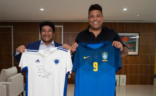 Ednaldo e Ronaldo trocaram camisas do Cruzeiro e da Seleo Brasileira