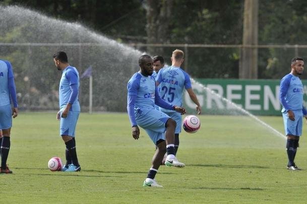 Mano Menezes montou Cruzeiro que deve encarar o Villa Nova no sbado e promoveu trs mudanas em relao ao ltimo jogo: Murilo entrou na vaga de Leo, Egdio no lugar de Marcelo Hermes e Robinho deu lugar a Ariel Cabral