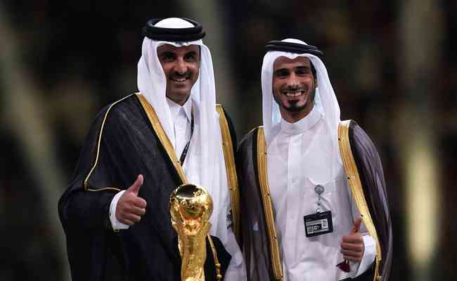 Emir do Qatar, Sheikh Tamim bin Hamad al-Thani ( esquerda) e Sheikh Jassim bin Hamad al-Thani aps a final da Copa do Mundo 