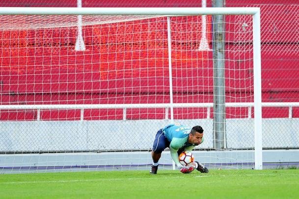 Fotos do treino do Cruzeiro no estdio Libertadores de Amrica, casa do Independiente, em Avellaneda. Time celeste fechou preparao para o jogo contra o Racing, s 21h30 desta tera-feira, no El Cilindro, pela primeira rodada do Grupo 5 da Copa Libertadores (Ramon Lisboa/EM D.A Press)