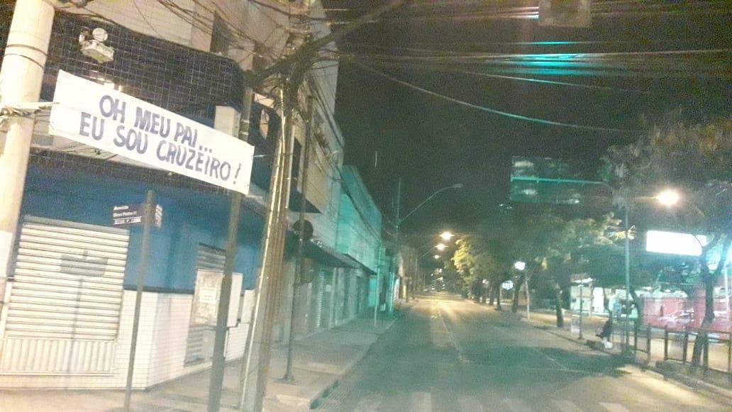 Faixas de apoio ao Cruzeiro so estendidas em Belo Horizonte antes da partida contra o FLuminense