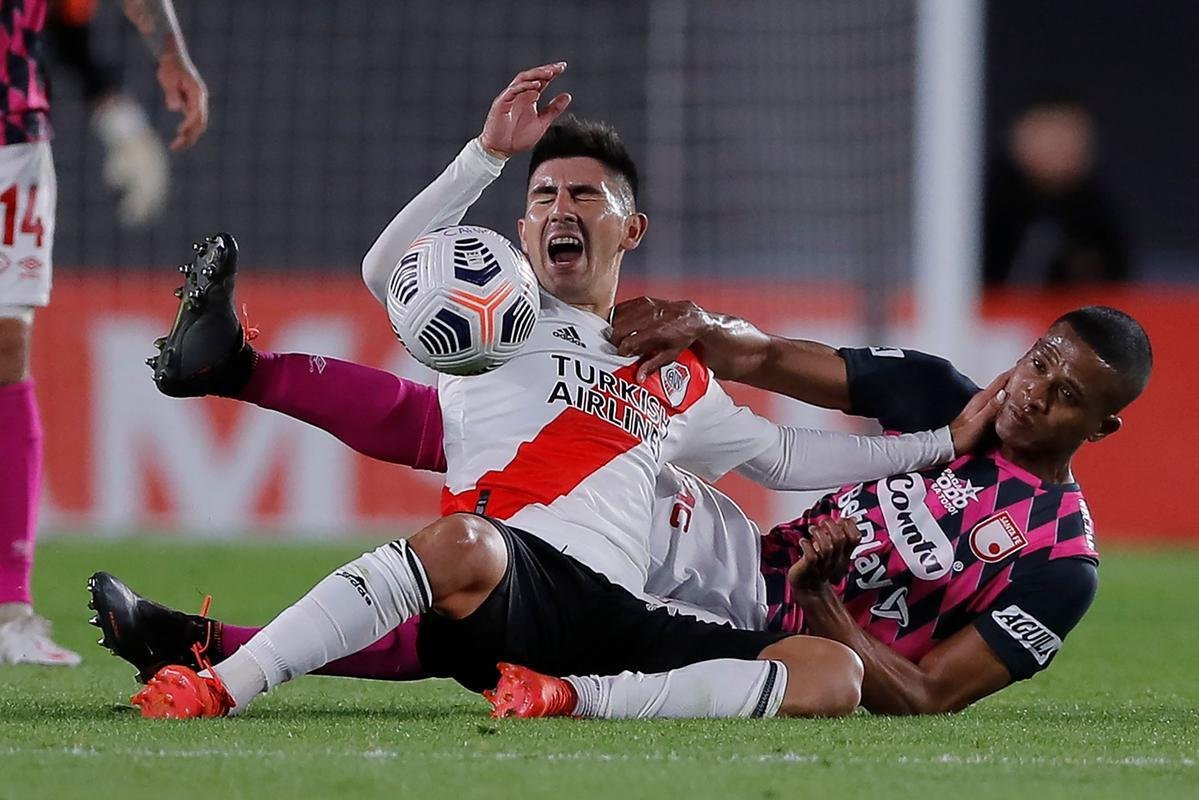 Com 25 casos simultneos de COVID-19, River Plate enfrentou Independiente Santa Fe-COL com apenas 11 jogadores disponveis e com o volante Enzo Prez improvisado como goleiro.