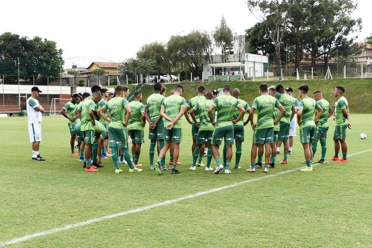 Lisca foi apresentado, conversou com jogadores e assistiu ao treino do América