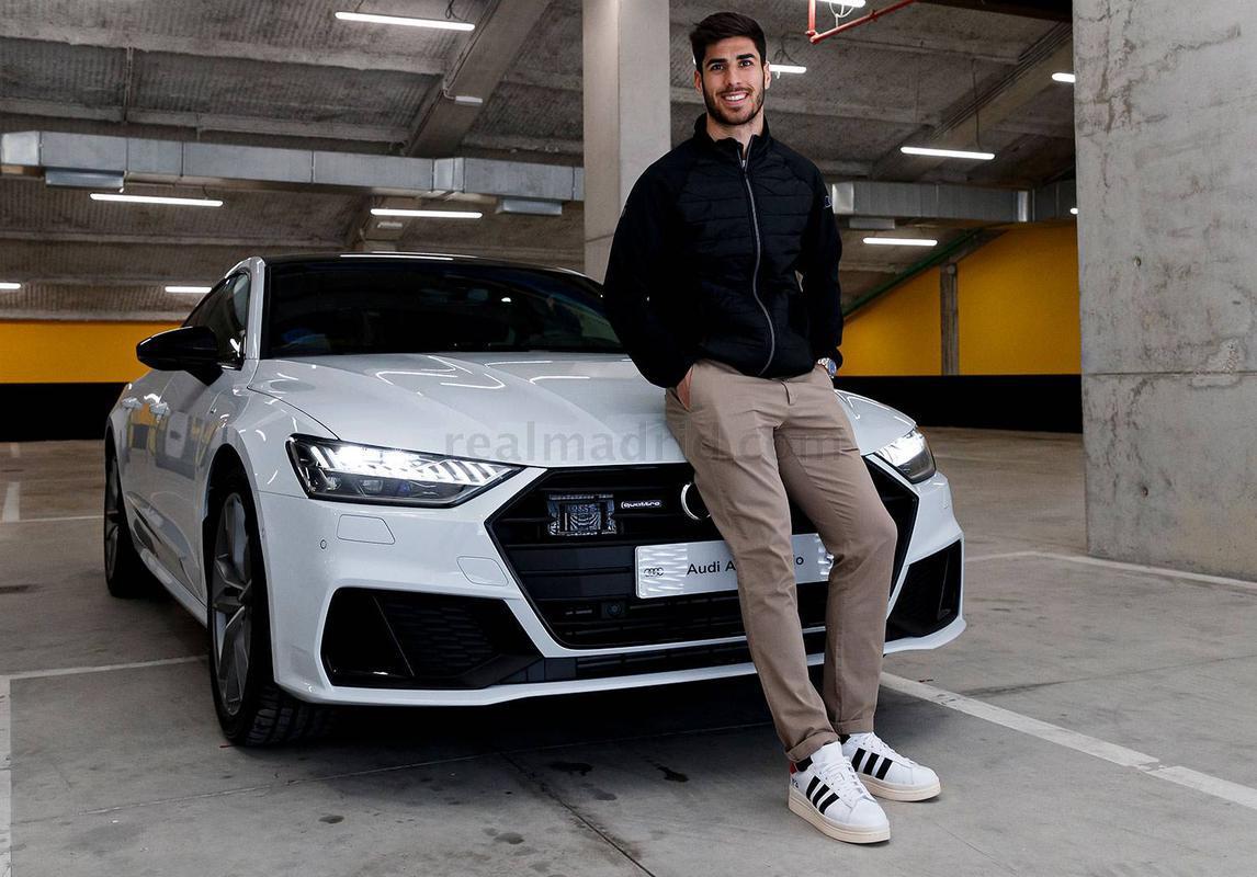 Jogadores do Real Madrid receberam, nesta segunda-feira, carros de presente de uma montadora alem; veja as mquinas!