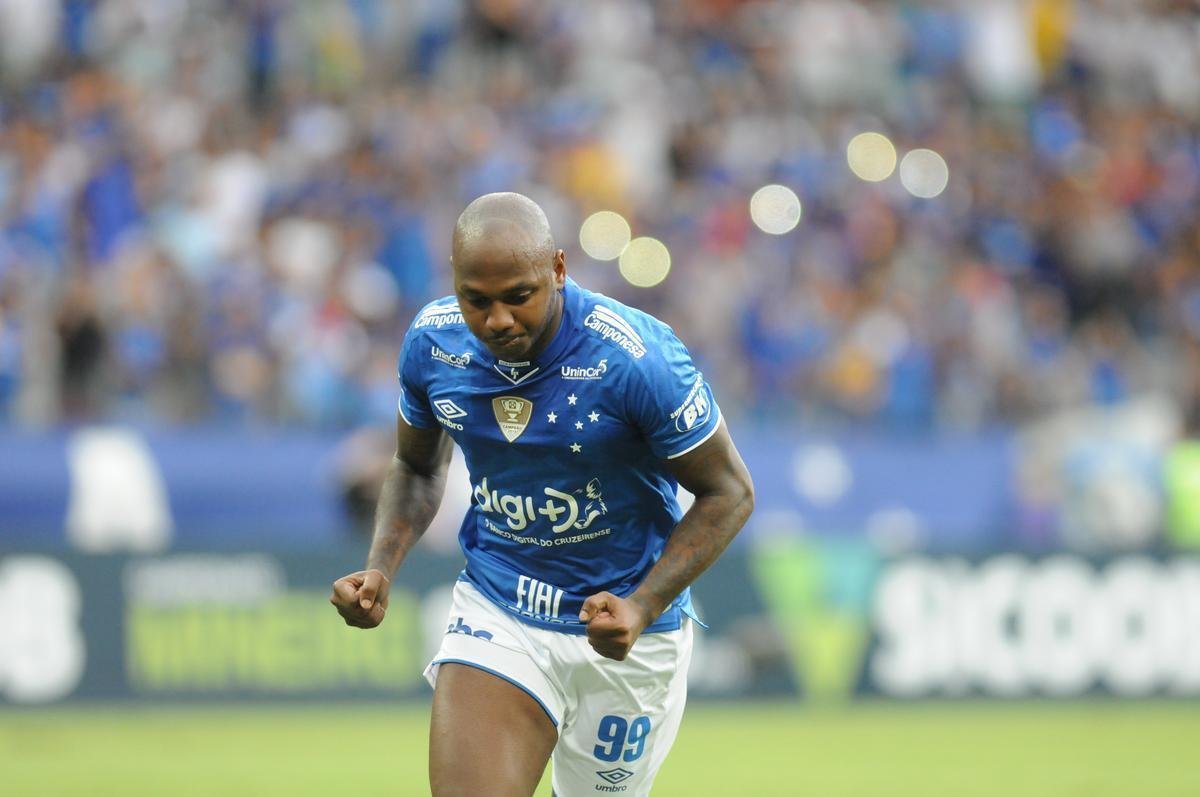 Sass abriu o placar para o Cruzeiro em cobrana de pnalti no primeiro tempo: 1 a 0