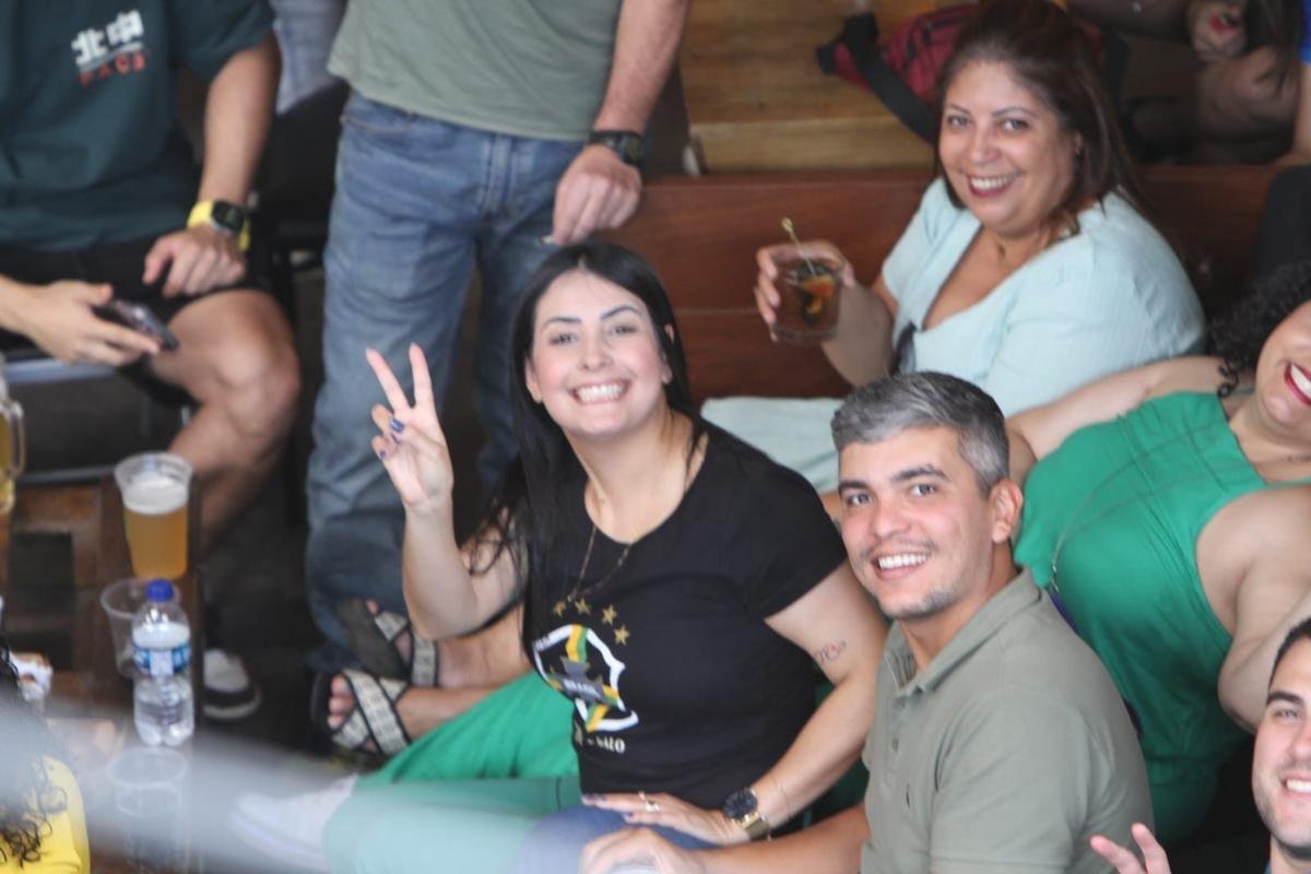 No Mercado Novo, em BH, torcedores acompanham ao jogo entre Brasil e Crocia pelas quartas de final da Copa do Mundo