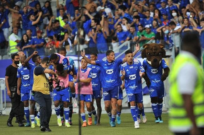 Edu marca gol da vitria do Cruzeiro sobre o Brusque, no Mineiro, pela segunda rodada da Srie B; veja as imagens da festa da torcida