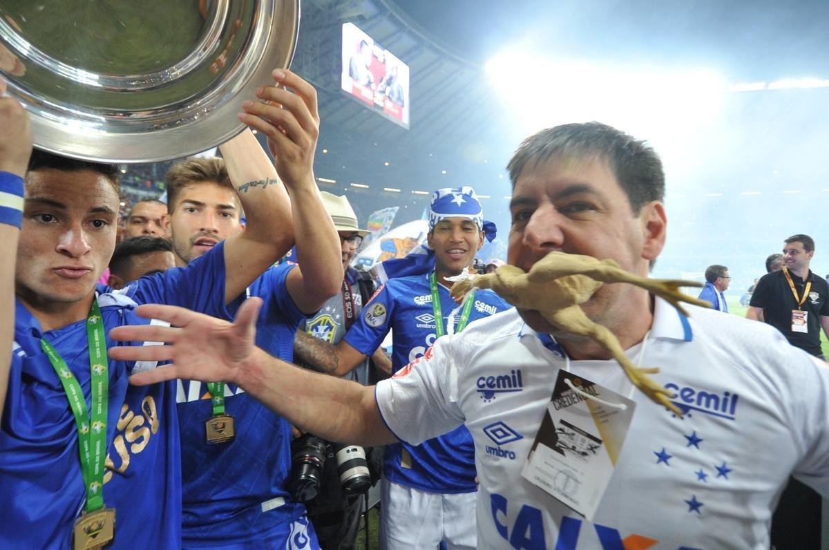 Depois da vitria por 5 a 3 nos pnaltis, que teve Fbio como heri, jogadores e comisso tcnica comemoraram muito no gramado do Mineiro. Capito Henrique ergueu a taa do penta no Gigante