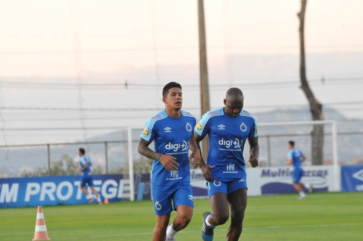 Cruzeiro iniciou sua intertemporada nesta segunda-feira na Toca da Raposa II. Tcnico Mano Menezes contou com elenco completo. Grupo agora comea preparao para decises com Atltico na Copa do Brasil, River Plate na Copa Libertadores e 29 rodadas restantes do Campeonato Brasileiro