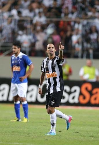 12 - Volta com ttulo: Pouco mais de trs meses depois de retornar ao Atltico, Diego Tardelli levantou uma taa. O atacante marcou um dos gols da vitria por 3 a 0 sobre o Cruzeiro, no jogo de ida da final do Campeonato Mineiro de 2013. No duelo de volta, o time alvinegro perdeu por 2 a 1, mas levou o ttulo.