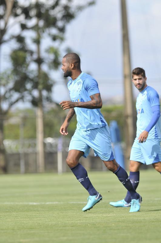 Mano Menezes montou Cruzeiro que deve encarar o Villa Nova no sbado e promoveu trs mudanas em relao ao ltimo jogo: Murilo entrou na vaga de Leo, Egdio no lugar de Marcelo Hermes e Robinho deu lugar a Ariel Cabral
