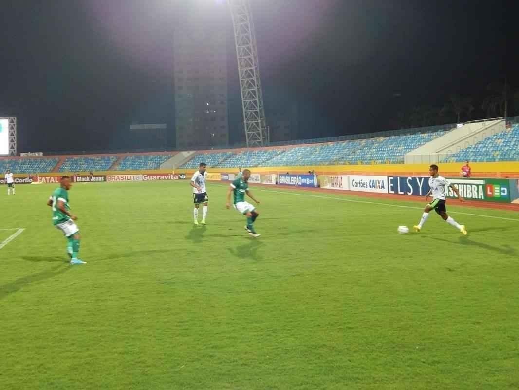 Imagens do duelo entre Gois e Amrica, com portes fechados no Estdio Olmpico