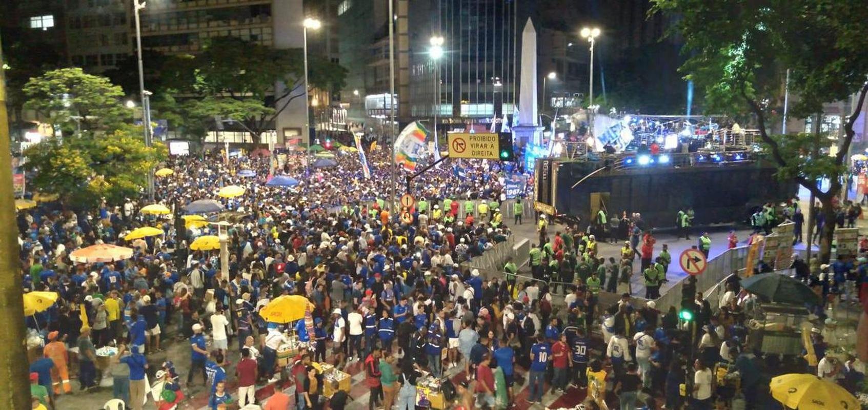 Festa do Cruzeiro na Praa 7 de Setembro, em Belo Horizonte, em comemorao ao acesso  Srie A do Campeonato Brasileiro de 2023