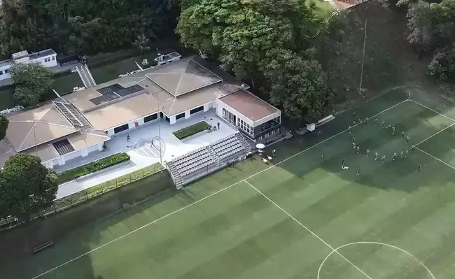 Com área total de 245 mil m², a Cidade do Galo é um dos mais completos centros de treinamento e concentração do mundo