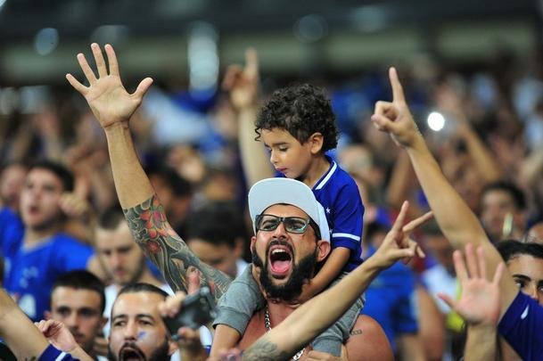 Festa da torcida do Cruzeiro com a vitria por 7 a 0 sobre La U no Mineiro