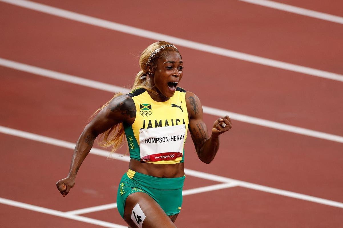 Fotos espetaculares da vitria da jamaicana Elaine Thompson-Herah nos 100m rasos dos Jogos Olmpicos de Tquio com o tempo de 10s61. A velocista quebrou o recorde olmpico e comandou o pdio jamaicano ao lado de Ann Fraser-Pryce, prata, e Shericka Jackson, bronze.