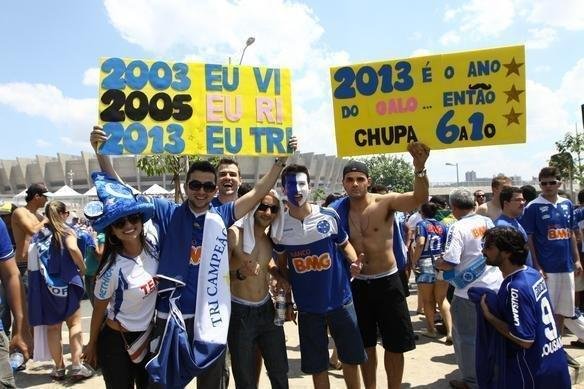 Torcida do Cruzeiro j comea a se movimentar em vrios pontos da cidade antes da partida contra o Grmio, s 17h, no Mineiro