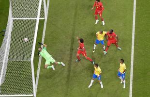 Fernandinho errou ao tentar tirar a bola em escanteio e colocou contra as prprias redes