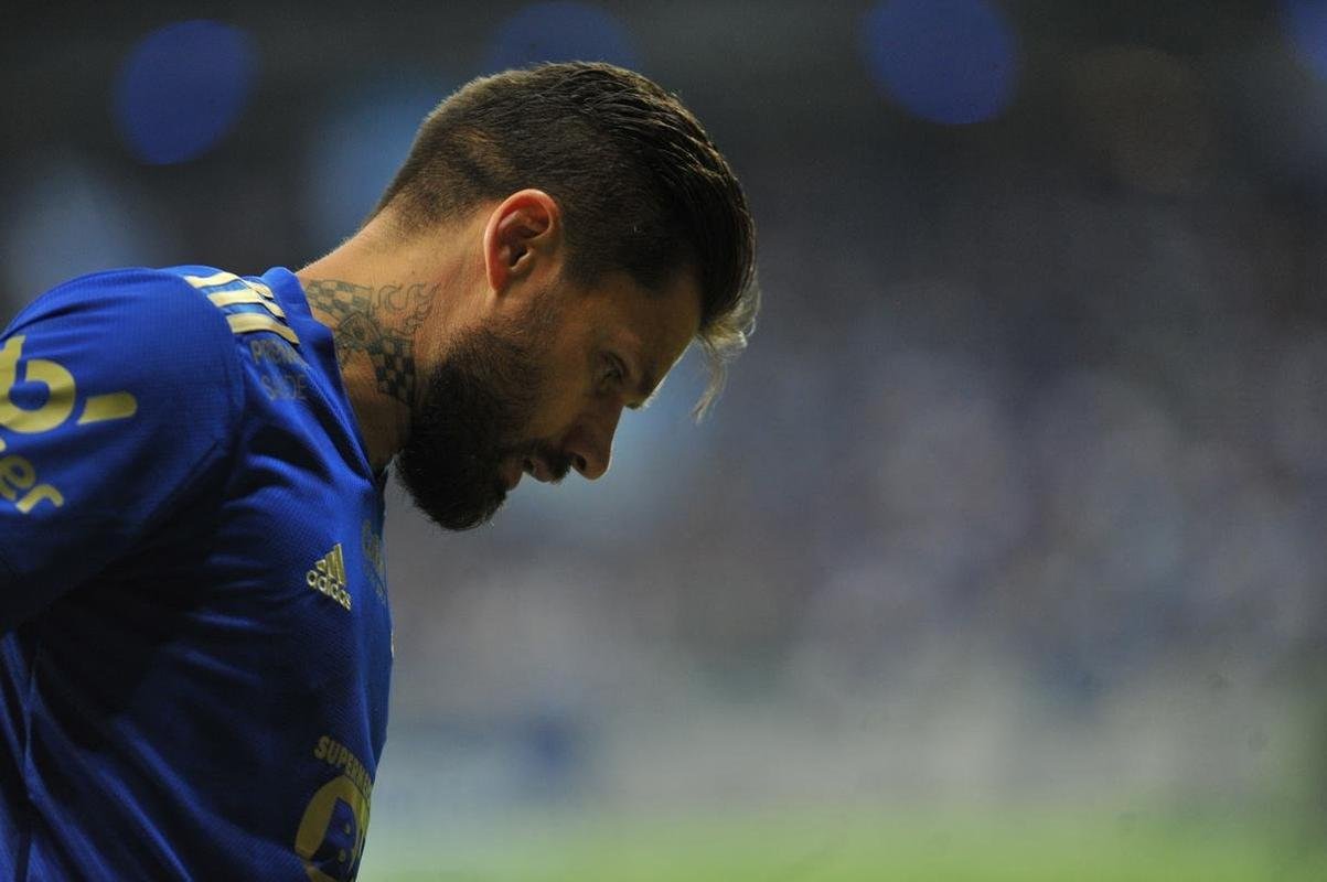 Ao lado dos filhos, Rafinha e Nicholas, Rafael Sobis foi aos prantos no Mineiro em sua despedida do futebol com a camisa do Cruzeiro. Depois de trocar a camisa com o histrico craque celeste Dirceu Lopes, ele saudou os torcedores e teve o nome gritado pelo estdio lotado. Noite foi de muita emoo para o agora ex-atacante, de 36 anos.