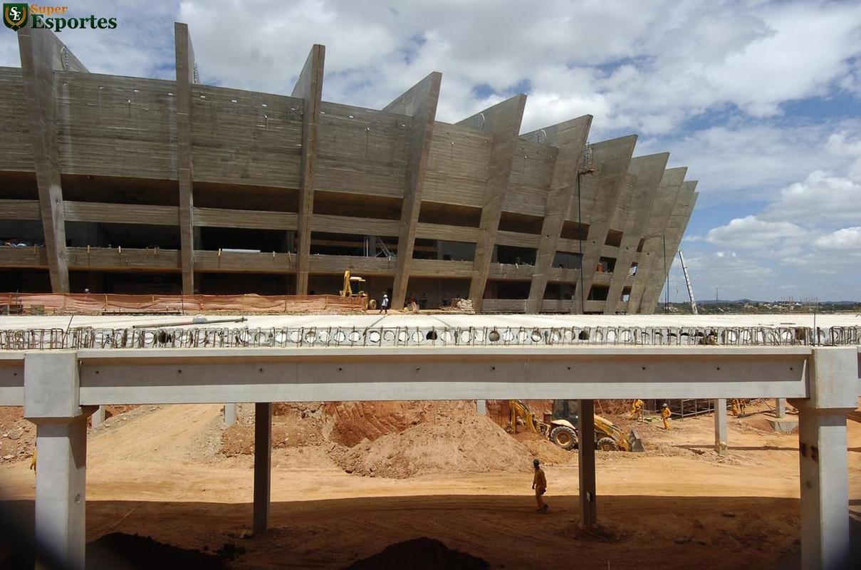06/03/2012 - No exterior do Mineiro, comea a construo do estacionamento e da esplanada