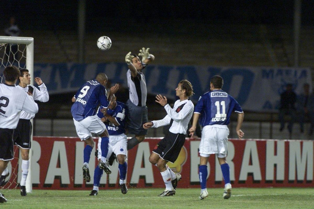 Pelo Campeonato Brasileiro de 2003, Cruzeiro venceu o Vasco por 4 a 1, no Mineiro. 
