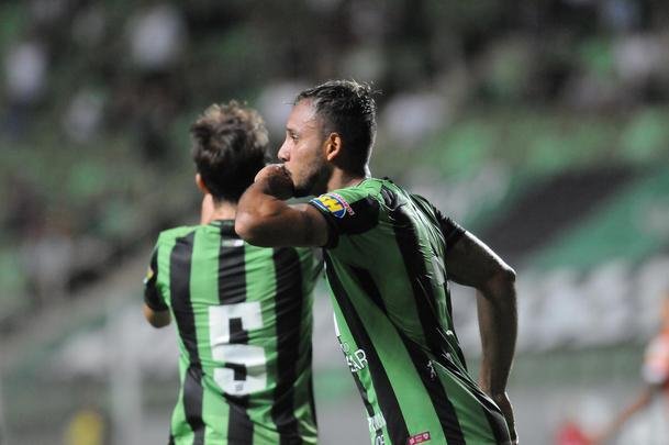 Com gols de Felipe Augusto e Al, Amrica venceu Coimbra por 2 a 0, nesta segunda-feira, no Independncia, pela sexta rodada do Campeonato Mineiro