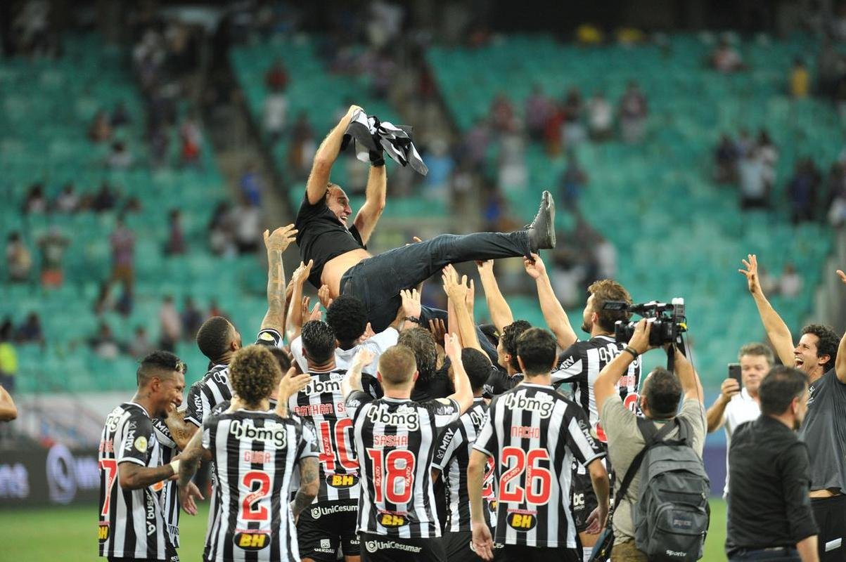 Com gols de Hulk, de pnalti, e Keno (e), o Galo virou sobre o Bahia, por 3 a 2 e chegou ao bicampeonato brasileiro