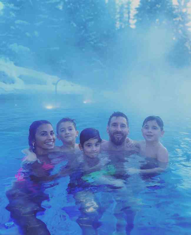 Messi, Antonela Rocuzzo e os trs filhos esto nos Alpes franceses