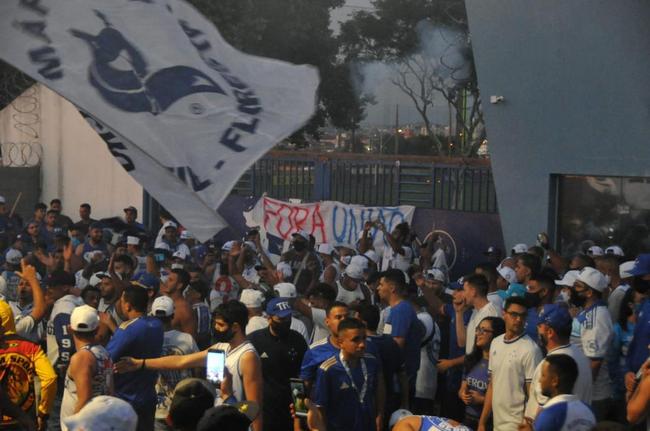 Torcedores do Cruzeiro cobram renúncia de Sérgio Rodrigues