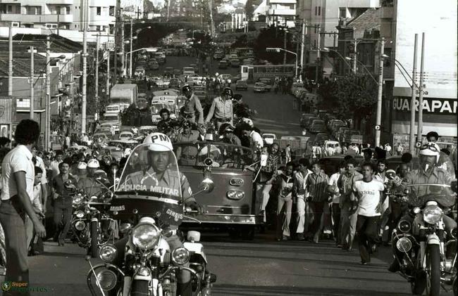 14/05/1976 - Milhares de torcedores, parentes e amigos acompanham o cortejo fnebre do jogador de futebol do Cruzeiro, Roberto Monteiro, conhecido como Roberto Batata. O jogador morreu no quilometro 182 da BR-381, que liga Belo Horizonte a So Paulo. Roberto dirigia o automvel Chevrolet Chevette, placa AM-6117, de Belo Horizonte, quando o veiculo bateu em dois caminhes Mercedez-Benz. Roberto estava indo para Trs Coraes buscar a mulher e o filho, aps o retorno de Lima, Peru, onde o Cruzeiro disputou um jogo pela Copa Libertadores da Amrica.